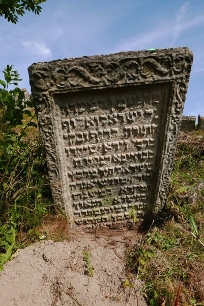 File:2.6.7.1-Tombstones-15.jpg