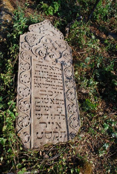 File:2.6.7.1-Tombstones-113.jpg