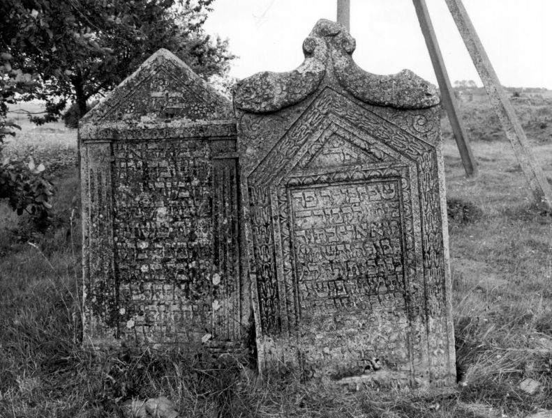 File:2.6.7.1-Tombstones-8.jpg