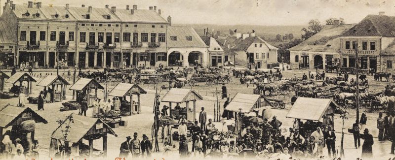 File:ZlochivMarket.jpg