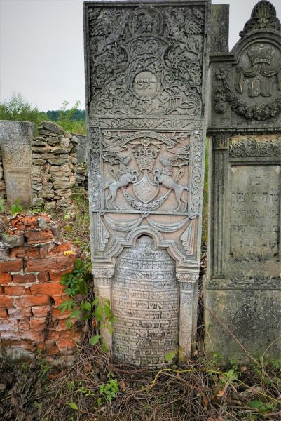 File:2.6.7.1-Tombstones-74.jpg