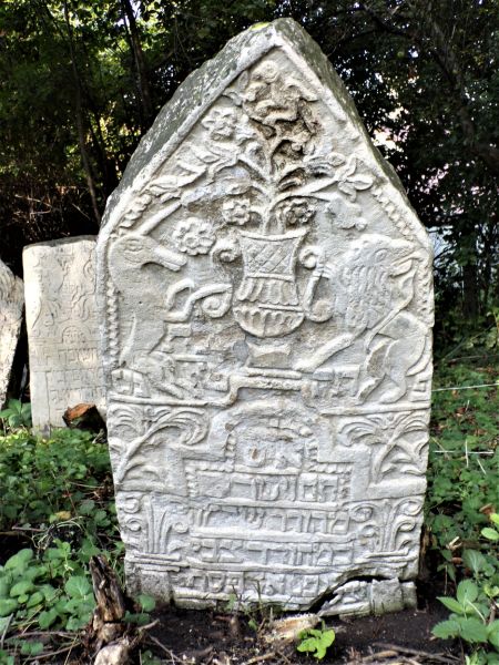 File:2.6.7.1-Tombstones-70.jpg