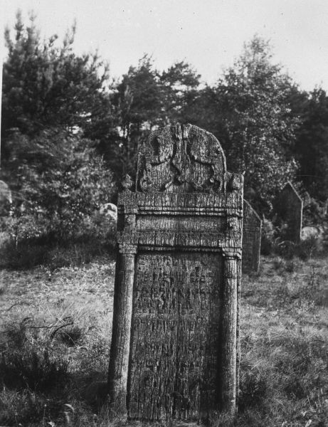 File:2.6.7.1-Tombstones-57.jpg