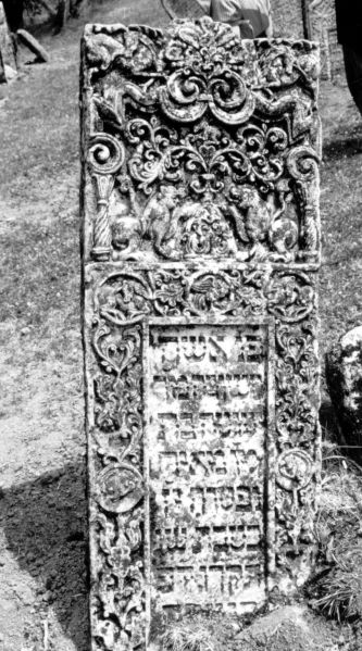 File:2.6.7.1-Tombstones-37.jpg