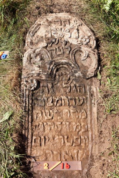 File:2.6.7.1-Tombstones-62.jpg