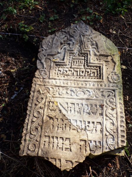 File:2.6.7.1-Tombstones-64.jpg