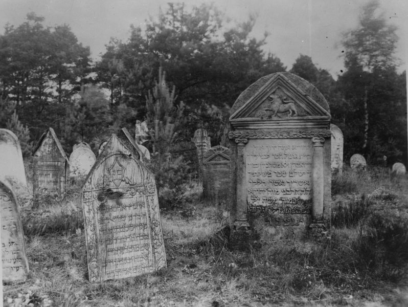 File:2.6.7.1-Tombstones-55.jpg
