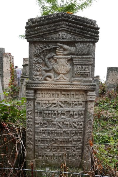 File:2.6.7.1-Tombstones-115.jpg