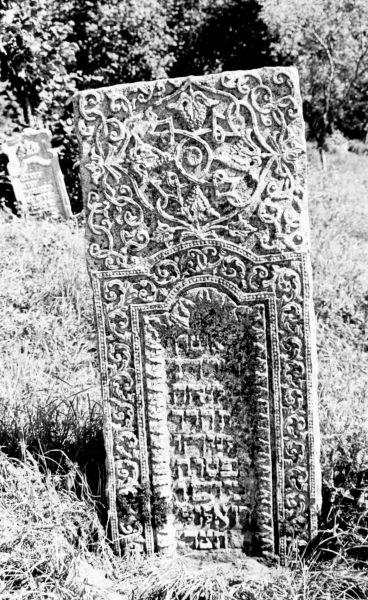 File:2.6.7.1-Tombstones-36.jpg