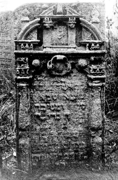 File:2.6.7.1-Tombstones-18.jpg