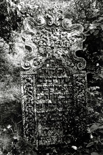 File:2.6.7.1-Tombstones-32.jpg