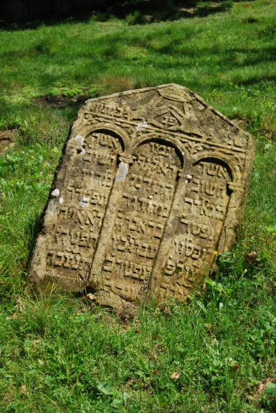 File:2.6.7.1-Tombstones-92.jpg