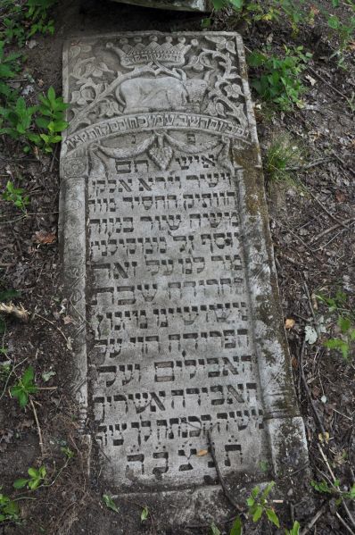 File:2.6.7.1-Tombstones-100.jpg