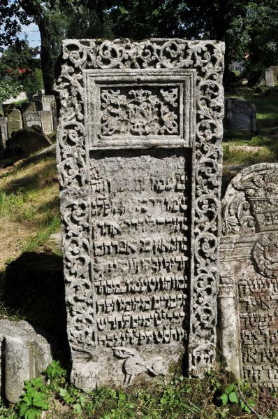 File:2.6.7.1-Tombstones-26.jpg