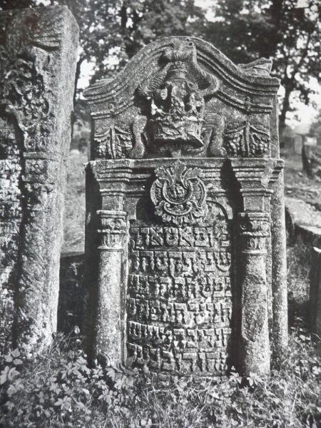 File:2.6.7.1-Tombstones-97.jpg