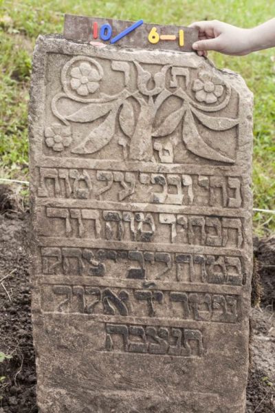 File:2.6.7.1-Tombstones-114.jpg