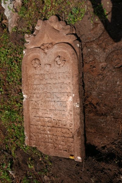 File:2.6.7.1-Tombstones-16.jpg