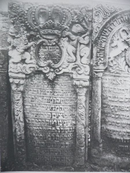 File:2.6.7.1-Tombstones-96.jpg